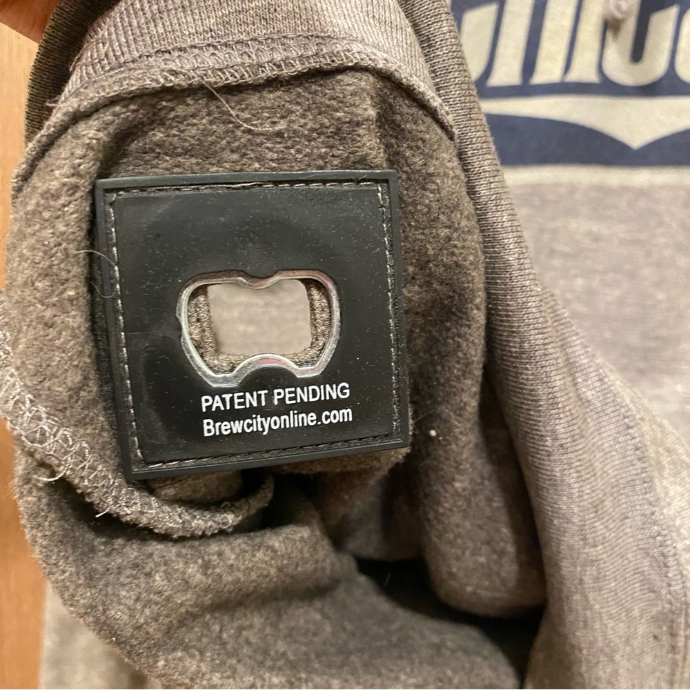 BREW CITY Chicago Hoodie Size Medium Beer Pocket Bottle Opener Casual Game‎ Day - Picture 9 of 14